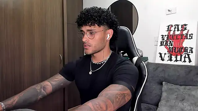 Snapshot of Alessandro_Vanni chatting on 10/05/25, 11:13 Alessandro Vanni online show from 10/05/25, 11:13