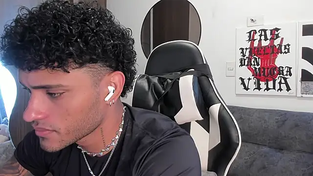 Snapshot of Alessandro_Vanni chatting on 12/18/25, 02:34 Alessandro Vanni online show from 12/18/25, 02:34