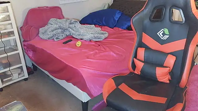 Snapshot of sugahfreeee chatting on 12/16/25, 05:34 sugahfreeee online show from 12/16/25, 05:34