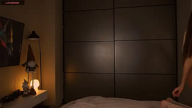  Miss Johansson  online show from 12/19/24, 08:34