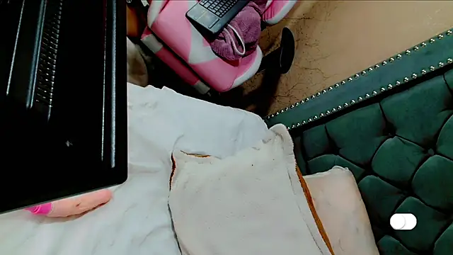 Snapshot of Imannejulienne chatting on 12/24/24, 12:22 Imannejulienne online show from 12/24/24, 12:22