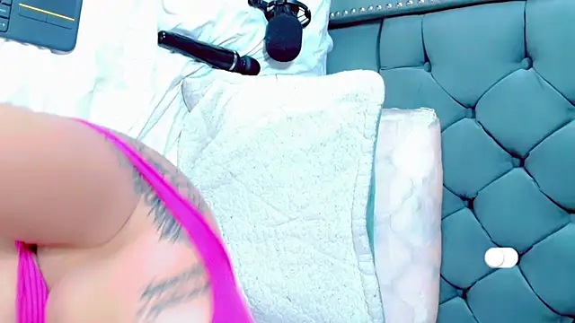 Snapshot of Imannejulienne chatting on 01/24/25, 11:02 Imannejulienne online show from 01/24/25, 11:02