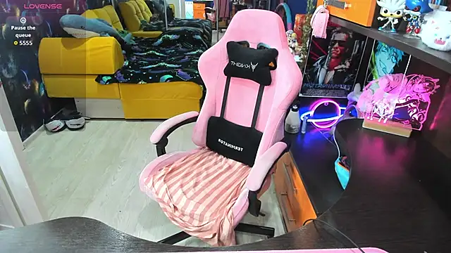 Softie Sofy online show from 12/16/25, 01:32