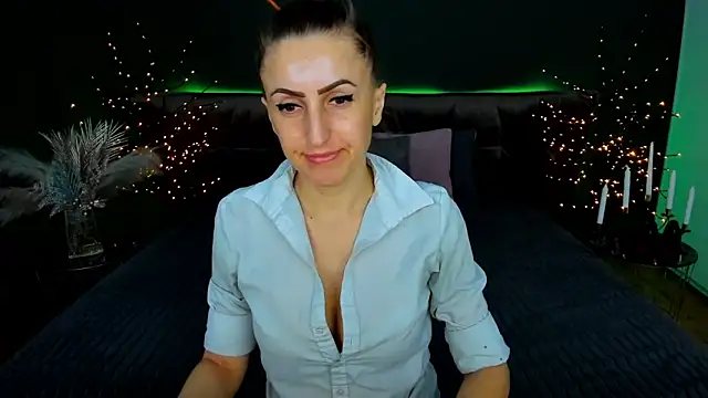 Snapshot of Rebecca_Diamond chatting on 02/02/26, 06:45 Rebecca Diamond online show from 02/02/26, 06:45