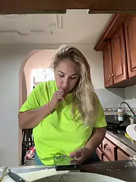 Snapshot of Eva_MilfF chatting on 01/01/25, 05:44 Eva MilfF online show from 01/01/25, 05:44