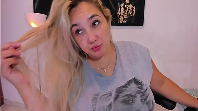 Snapshot of Eva_MilfF chatting on 01/06/25, 01:08 Eva MilfF online show from 01/06/25, 01:08