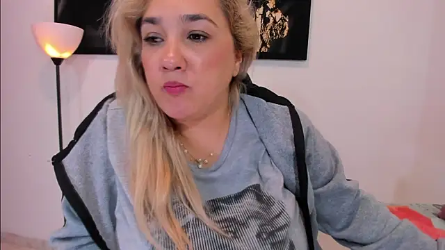 Snapshot of Eva_MilfF chatting on 01/06/25, 04:34 Eva MilfF online show from 01/06/25, 04:34