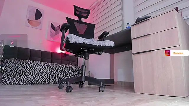 Snapshot of Miabelier chatting on 11/29/25, 12:02 Miabelier online show from 11/29/25, 12:02