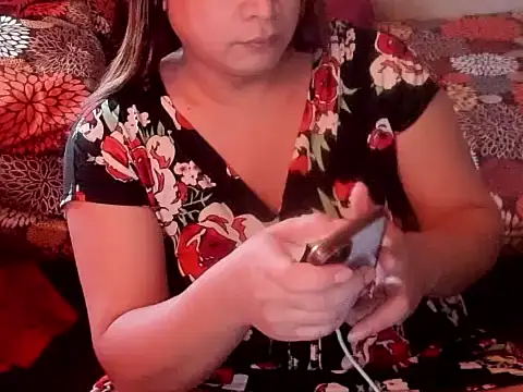 Snapshot of BEMYPROPERTYx chatting on 12/19/25, 08:54 BEMYPROPERTYx online show from 12/19/25, 08:54