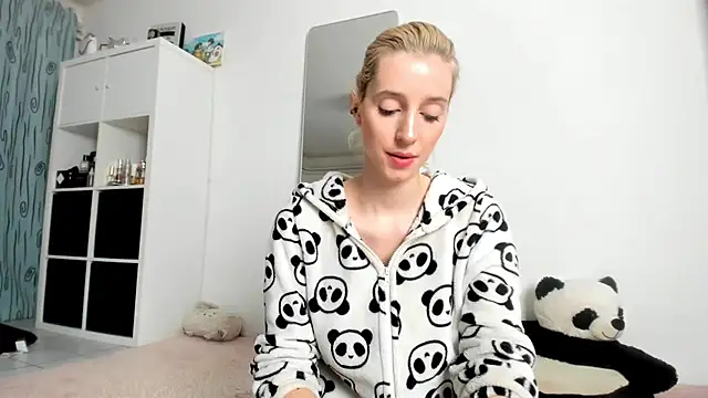 KenzieDawton online show from 10/18/25, 03:42