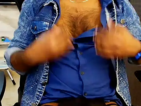 Snapshot of SHENOY3 chatting on 11/23/25, 04:18 SHENOY3 online show from 11/23/25, 04:18