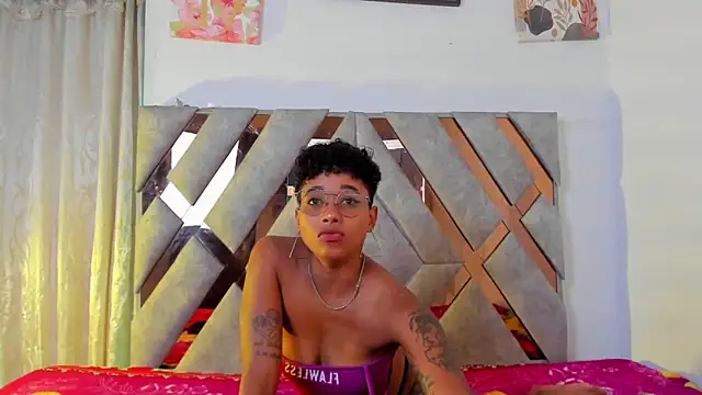 Snapshot of kelly_thomson chatting on 06/15/26, 09:28 kelly thomson online show from 06/15/26, 09:28