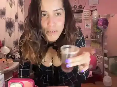 Snapshot of latinacubana chatting on 01/04/25, 09:54 latinacubana online show from 01/04/25, 09:54