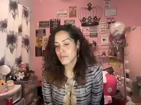 Snapshot of latinacubana chatting on 01/05/25, 12:42 latinacubana online show from 01/05/25, 12:42