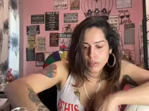 Snapshot of latinacubana chatting on 01/30/25, 01:31 latinacubana online show from 01/30/25, 01:31