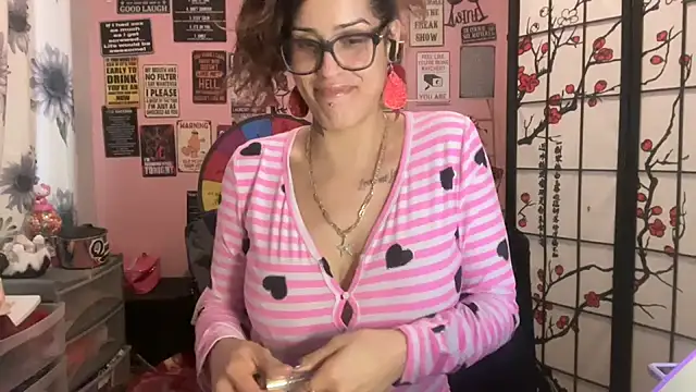 Snapshot of latinacubana chatting on 02/15/25, 01:16 latinacubana online show from 02/15/25, 01:16