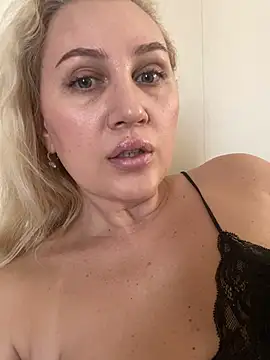 Snapshot of YourBlondee chatting on 02/20/26, 05:26 YourBlondee online show from 02/20/26, 05:26