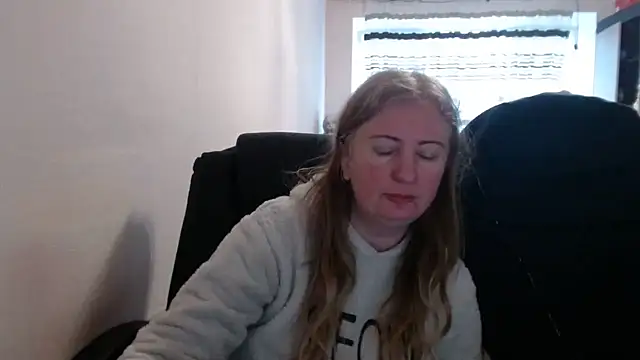 Snapshot of PeterAndJen chatting on 03/12/26, 06:19 PeterAndJen online show from 03/12/26, 06:19