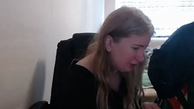 Snapshot of PeterAndJen chatting on 04/04/26, 05:49 PeterAndJen online show from 04/04/26, 05:49