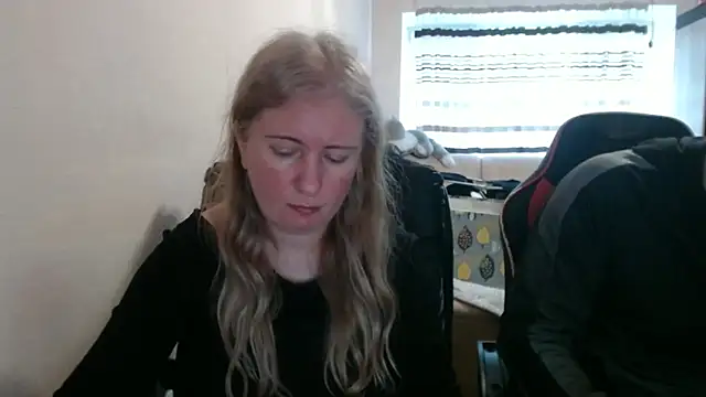 Snapshot of PeterAndJen chatting on 04/05/26, 06:05 PeterAndJen online show from 04/05/26, 06:05