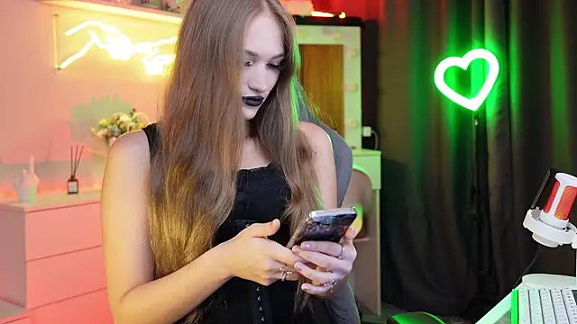 Snapshot of MrsTenderBeast chatting on 10/10/25, 05:01 MrsTenderBeast online show from 10/10/25, 05:01