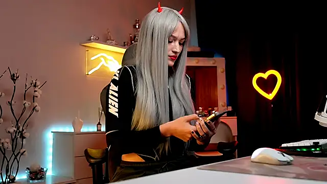 Snapshot of MrsTenderBeast chatting on 10/24/25, 04:03 MrsTenderBeast online show from 10/24/25, 04:03