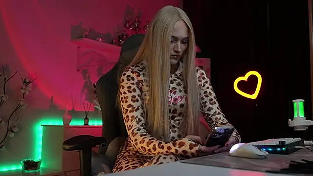 Snapshot of MrsTenderBeast chatting on 11/19/25, 03:01 MrsTenderBeast online show from 11/19/25, 03:01