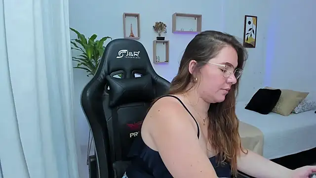 Snapshot of tamy_shine87 chatting on 12/14/24, 04:23 tamy shine87 online show from 12/14/24, 04:23