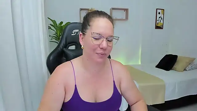 Snapshot of tamy_shine87 chatting on 12/14/24, 09:13 tamy shine87 online show from 12/14/24, 09:13