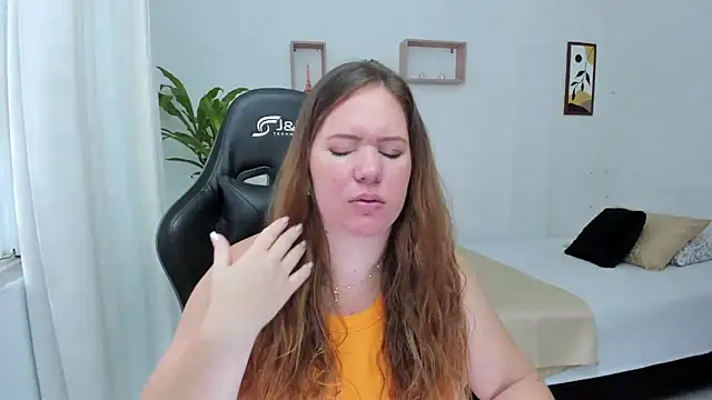 Snapshot of tamy_shine87 chatting on 12/15/24, 06:04 tamy shine87 online show from 12/15/24, 06:04