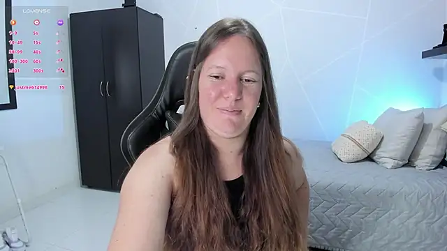 Snapshot of tamy_shine87 chatting on 10/18/25, 10:54 tamy shine87 online show from 10/18/25, 10:54