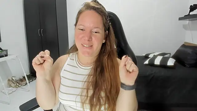 Snapshot of tamy_shine87 chatting on 11/15/25, 09:43 tamy shine87 online show from 11/15/25, 09:43