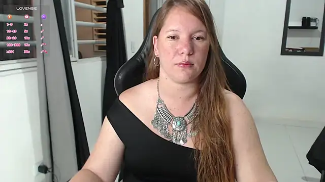 Snapshot of tamy_shine87 chatting on 12/14/25, 04:18 tamy shine87 online show from 12/14/25, 04:18