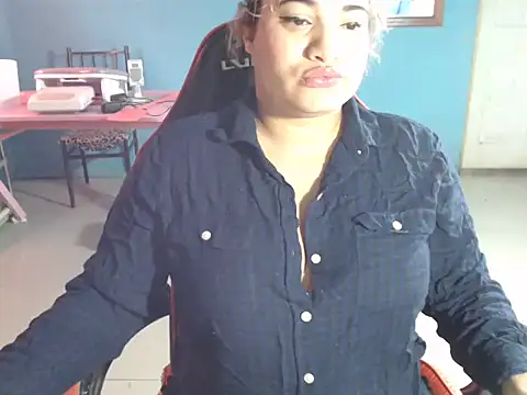 Hilarybunnyy online show from 05/13/26, 04:59