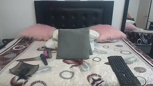 Snapshot of katiehotx chatting on 11/08/25, 02:12 katiehotx online show from 11/08/25, 02:12