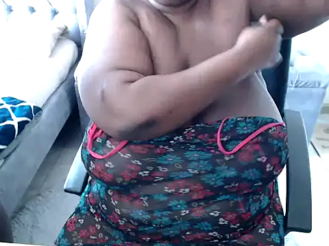 Snapshot of ebonybbwcouples chatting on 10/25/25, 11:07 ebonybbwcouples online show from 10/25/25, 11:07