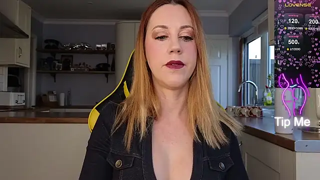 Snapshot of stripmequick chatting on 02/18/25, 10:05 stripmequick online show from 02/18/25, 10:05