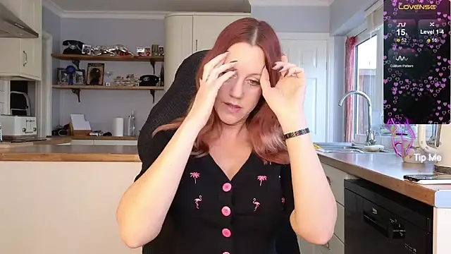 Snapshot of stripmequick chatting on 10/21/25, 11:44 stripmequick online show from 10/21/25, 11:44