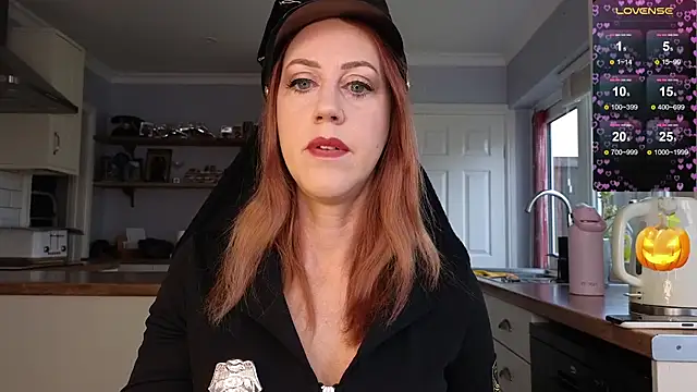 Snapshot of stripmequick chatting on 10/31/25, 11:00 stripmequick online show from 10/31/25, 11:00