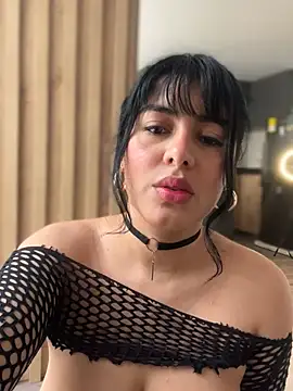 Snapshot of Roxxannne chatting on 12/13/24, 05:43 Roxxannne online show from 12/13/24, 05:43