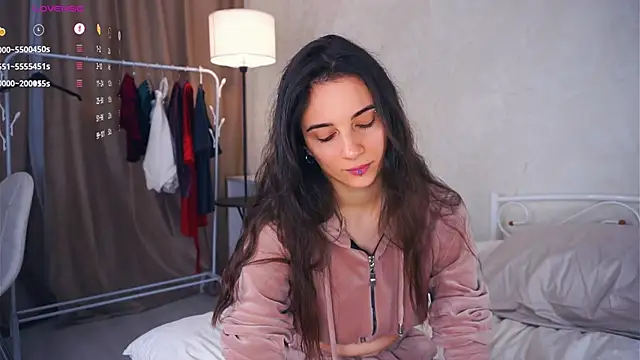 Holla Molly online show from 03/06/25, 06:41