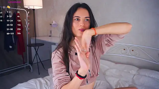 Holla Molly online show from 03/06/25, 12:52