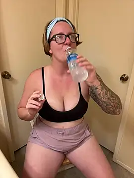 Snapshot of Lizzyloo chatting on 12/18/24, 05:26 Lizzyloo online show from 12/18/24, 05:26