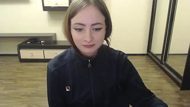 Snapshot of Laralianna chatting on 12/13/24, 03:43 Laralianna online show from 12/13/24, 03:43