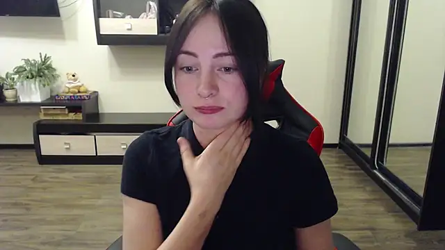 Snapshot of Laralianna chatting on 10/08/25, 02:14 Laralianna online show from 10/08/25, 02:14