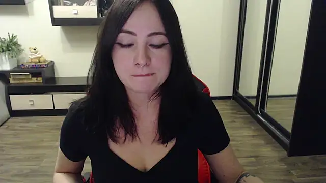 Snapshot of Laralianna chatting on 10/11/25, 05:11 Laralianna online show from 10/11/25, 05:11