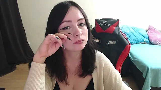 Snapshot of Laralianna chatting on 10/27/25, 06:01 Laralianna online show from 10/27/25, 06:01