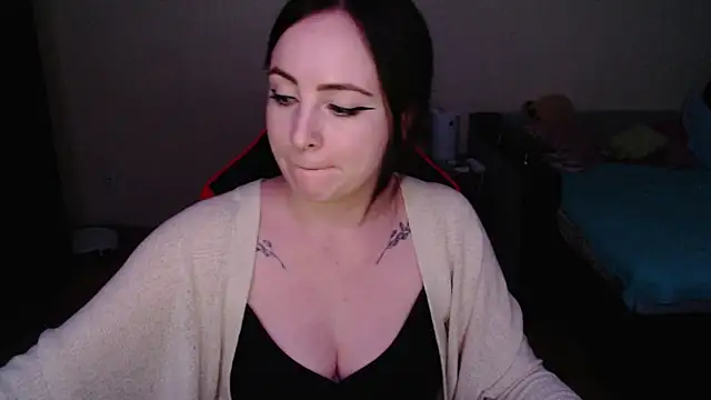 Snapshot of Laralianna chatting on 10/28/25, 08:00 Laralianna online show from 10/28/25, 08:00