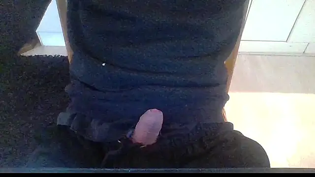 Snapshot of Remstr chatting on 12/17/24, 11:28 Remstr online show from 12/17/24, 11:28