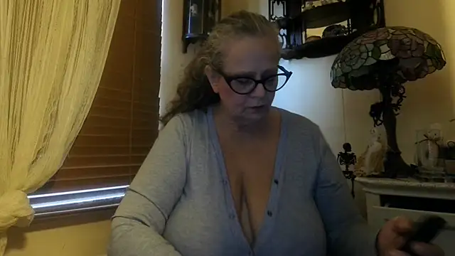 Snapshot of DestineeLoverGirl chatting on 10/31/25, 01:01 DestineeLoverGirl online show from 10/31/25, 01:01